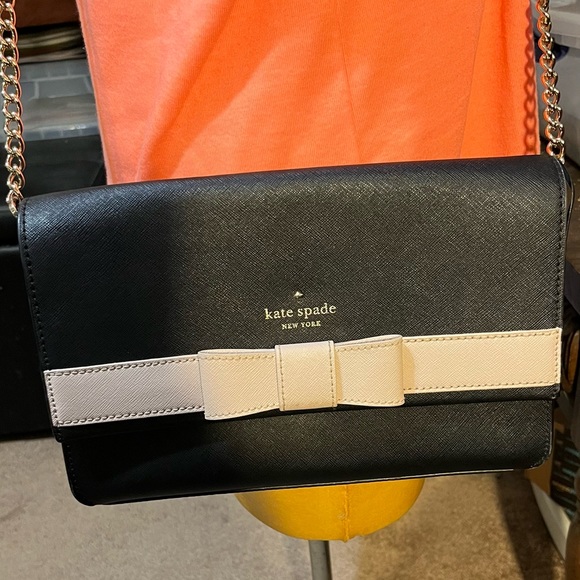 kate spade Handbags - Kate Spade crossbody with bow